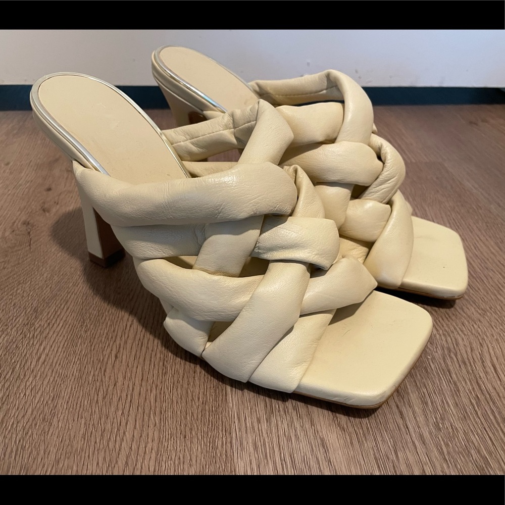 Padded pastel yellow shoes mid heel square tip
